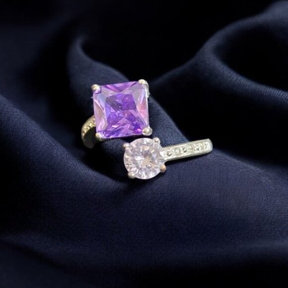 Vintage AVON NVC Silvertone Amethyst Gemstone Rhinestone Ring Size 7.5 Adjustabl - Picture 4 of 4